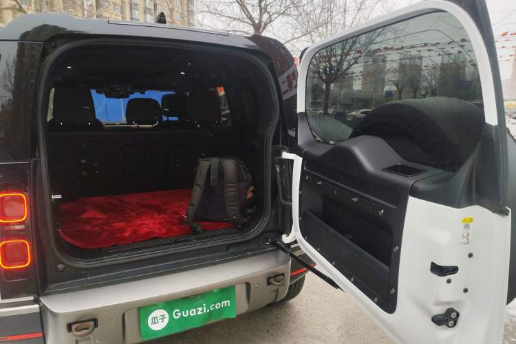 Used Land Rover Defender 2023 Facelift 110 3.0T P400 X-DYNAMIC HSE Trunk