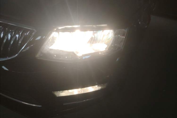 Used Skoda Octavia 2017 1.6L Automatic Smart Drive Edition Left Front Headlight