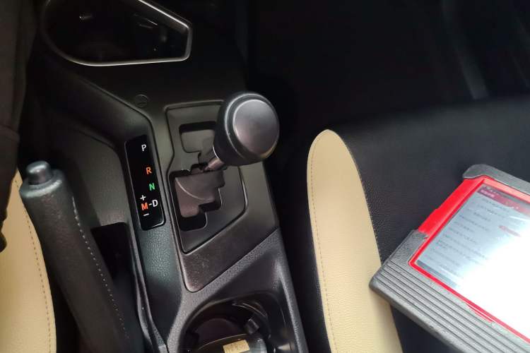 Used Toyota RAV4 2016 2.0L CVT Two-Wheel Drive Fashion Edition China V Standard Gear Lever