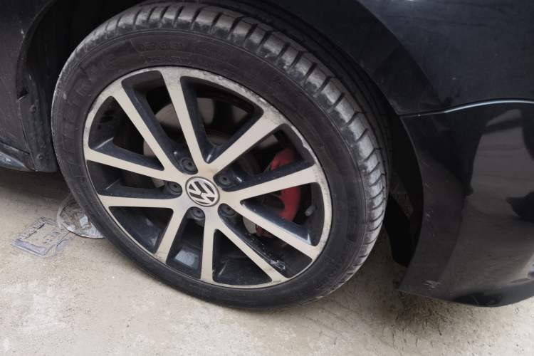 Used Volkswagen Sagitar 2013 2.0 TSI GLI Right Front Wheel Hub