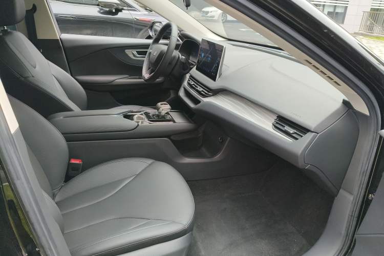 Used Hongqi E-QM5 2024 450km Range Commuter Version
