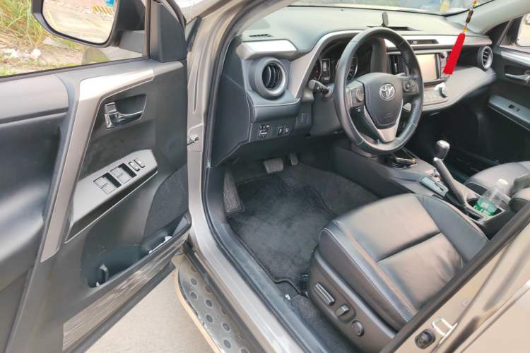 Used Toyota RAV4 2016 2.0L CVT Two-Wheel Drive Smart Edition China V Standard Driver Seat