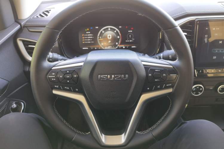 Used Isuzu D-MAX 2023 2.5T Automatic Two-Wheel Drive Diesel Navigation Edition Long Wheelbase