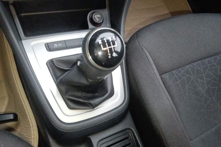 Used Volkswagen Lavida 2013 Revised Classic 1.6L Manual Fashion Edition Gear Lever