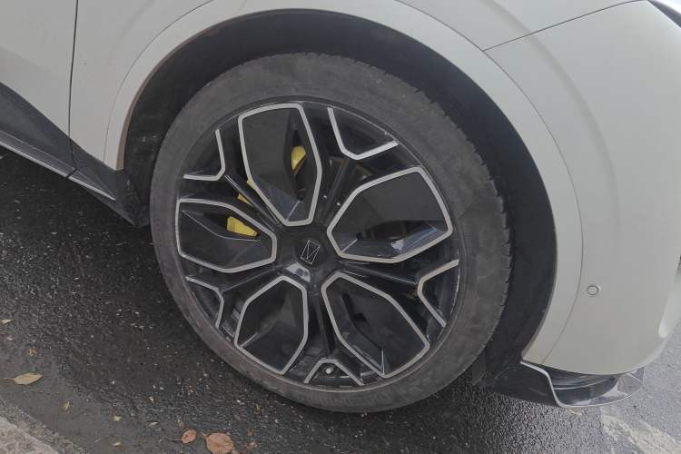 Used Avatr 11 2023 Harmony 90° Luxury Edition Right Front Wheel Hub