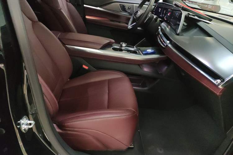 Used Cadillac XT5 2025 2.0T Platinum Edition
