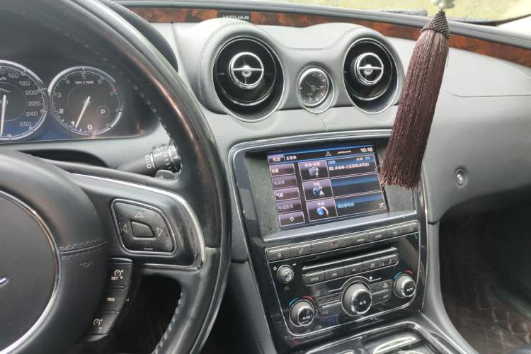 Used Jaguar XJ 2014 XJL 3.0 SC Four-Wheel Drive Panoramic Business Edition Audio And AC Panel