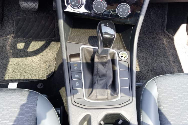 Used Volkswagen Sagitar 2023 200TSI DSG Flyover Edition Gear Lever