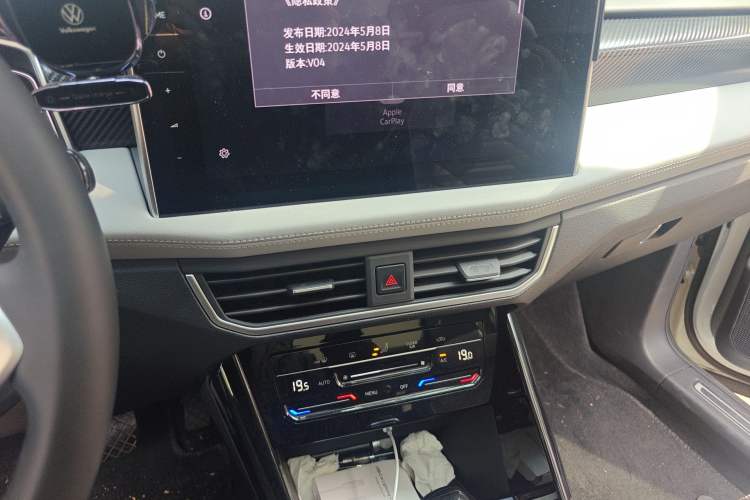 Used Volkswagen Tayron 2024 330TSI Two-Wheel Drive Luxury Plus Advanced Version Audio And AC Panel