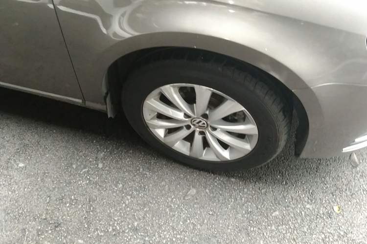 Used Volkswagen Magotan 2012 Revised 1.8TSI Luxury Version Right Front Wheel Hub