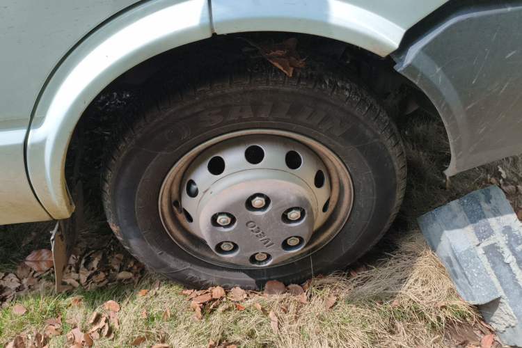 Used Iveco Daily 2025 2.5T V37 Van Transporter Green Lane Enhanced Version Mid-Chassis Mid-Roof Dual Tires
