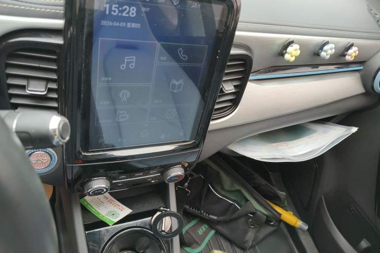 Used Chery QQ Little Ant 2022 Sweet Pink Edition Half-Sugar Version Lithium Iron Phosphate 29.2 kWh 30 kW 301 km Audio And AC Panel