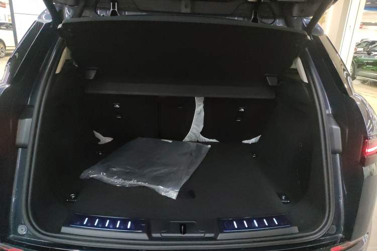 Used Land Rover Range Evoque 2026 Model Range Rover Velar L SE
