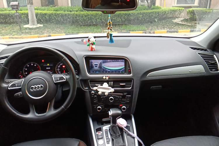 Used Audi Q5 2017 40 TFSI Technology Edition Center Console