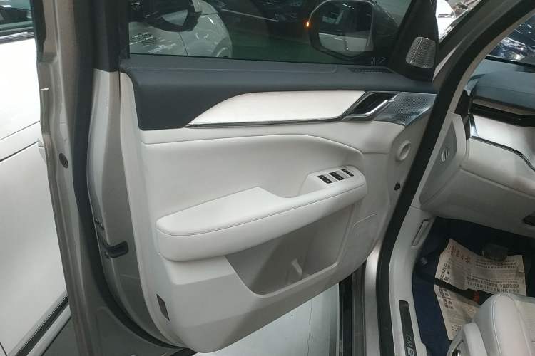 Used Volvo EM90 2025 Ultra Six-Seater