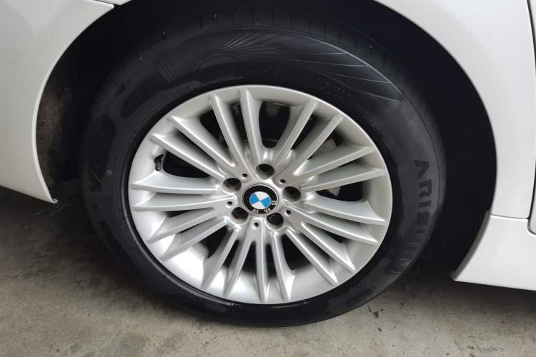 Used BMW 5 Series 2014 525Li Leading Model
