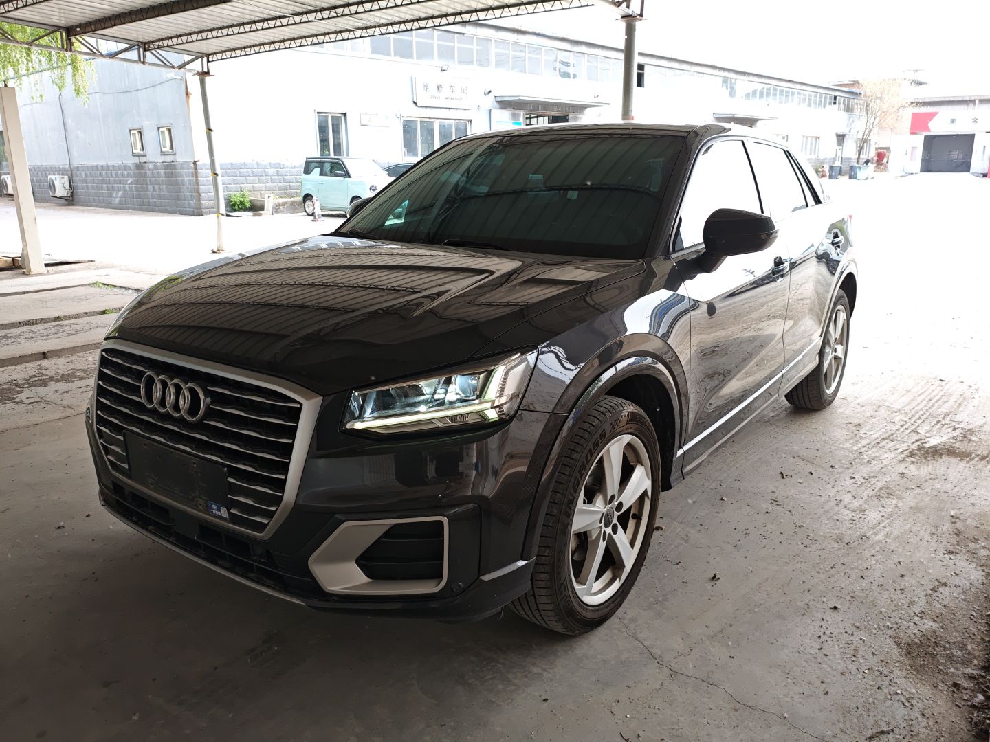 Под передней частью автомобиля