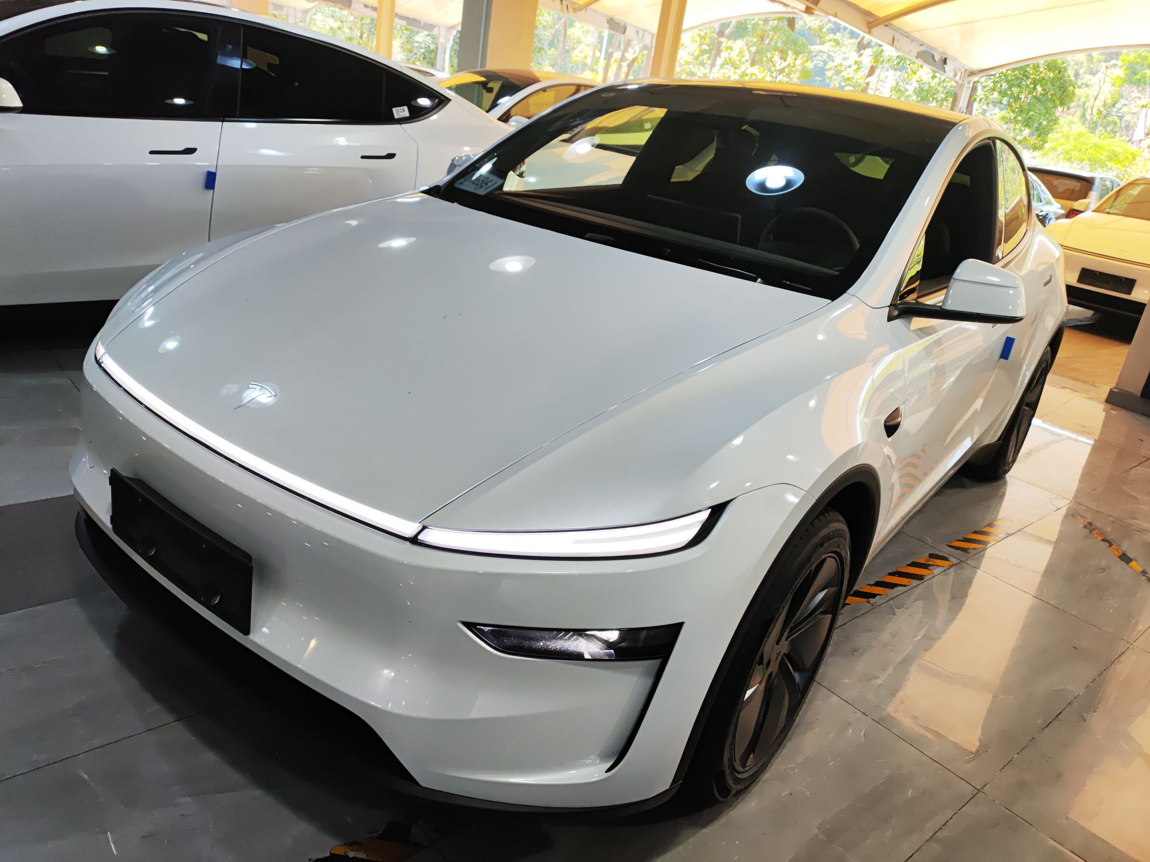 Под передней частью автомобиля