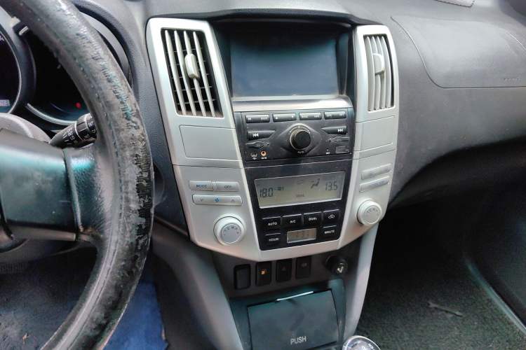 Used Huanghai Qisheng V3 2011 2.0L Ultra-Luxury Version Audio And AC Panel