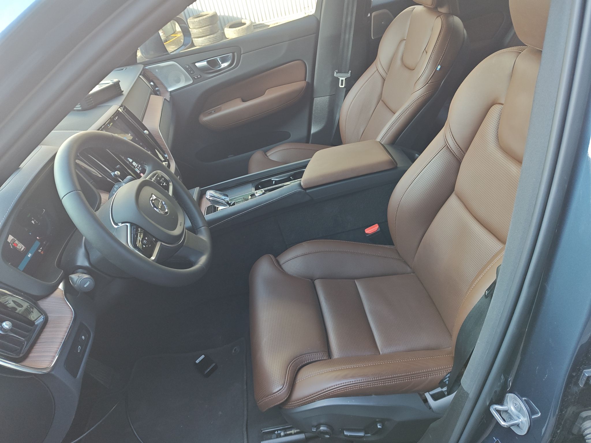 المقاعد الأمامية داخل السيارة