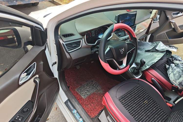 Used Baojun 310W 2017 1.5L Manual Comfort Version China VI Emission Standard Driver Seat