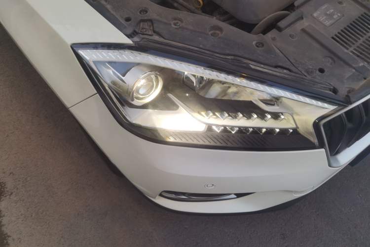 Used BORGWARD BX7 2016 28T Four-Wheel Drive Flagship Version 5 Seats Right Front Headlight