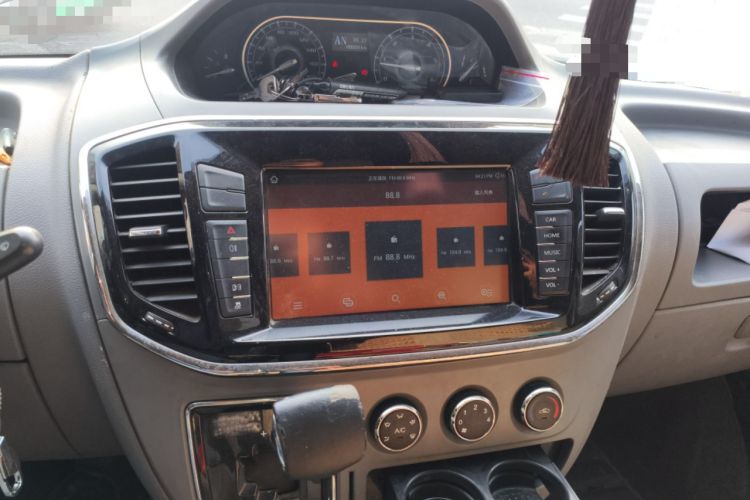 Used SAIC MAXUS Xintu V80 2018 2.5T AMT Elite Edition Short Wheelbase Mid-Roof Design 5-6 Seater Audio And AC Panel