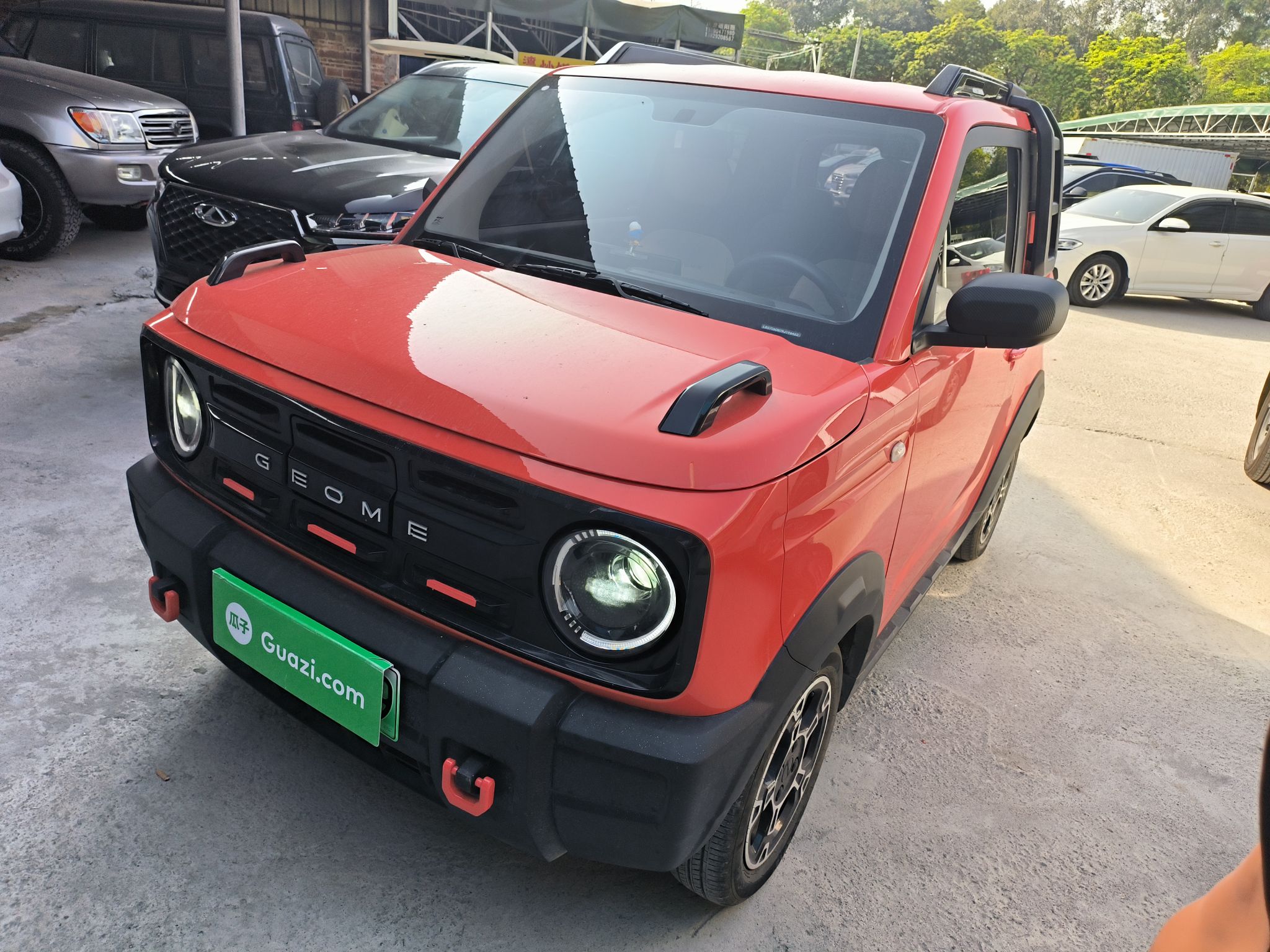 تحت مقدمة السيارة