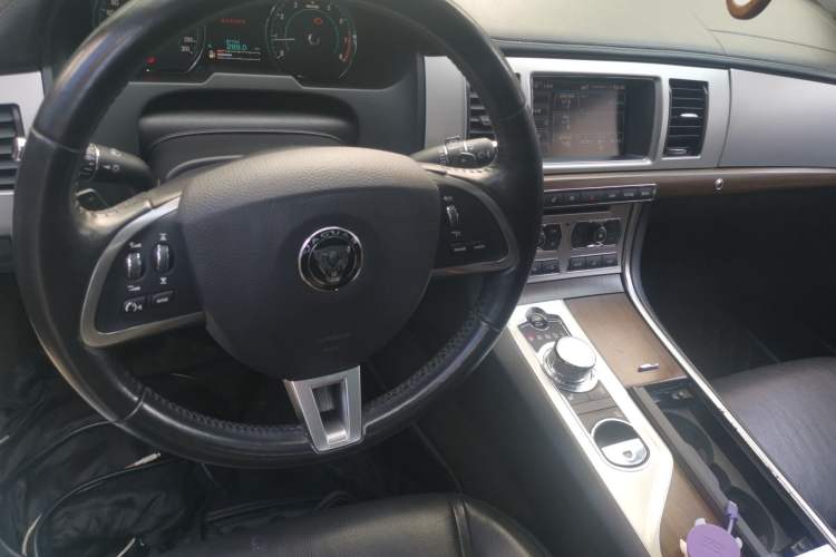 Used Jaguar XF 2015 XF 2.0T Prestige Edition Center Console