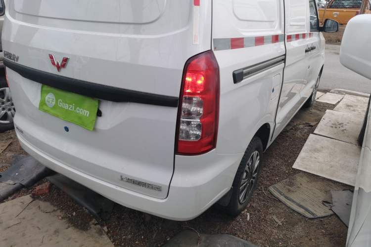 Used Wuling Hongguang V 2022 1.5L Jingqu Edition Enclosed-Window Vehicle with Electric Power Steering LAR Right Rear Taillight