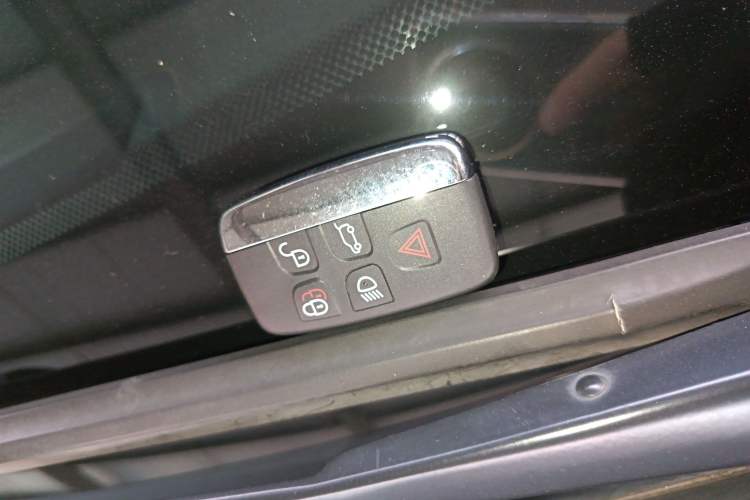 Used Land Rover Discovery Sport 2019 240 PS SE Version China VI Standard Interior 1