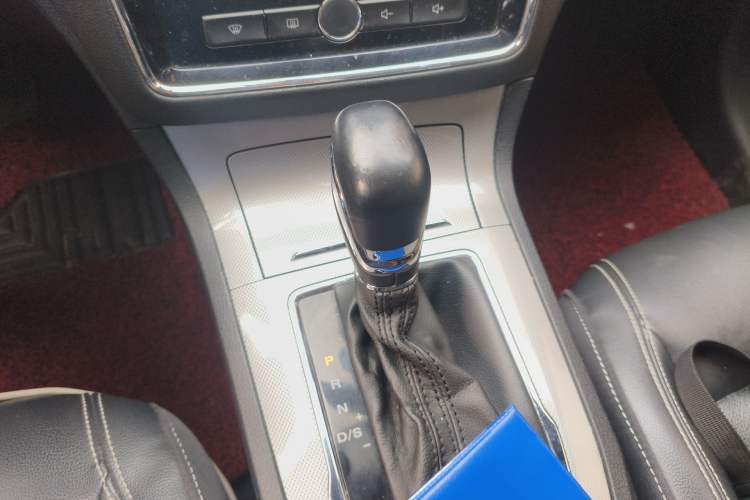 Used Roewe RX5 2018 20T Two-Wheel Drive Automatic Internet Smart Edition Gear Lever