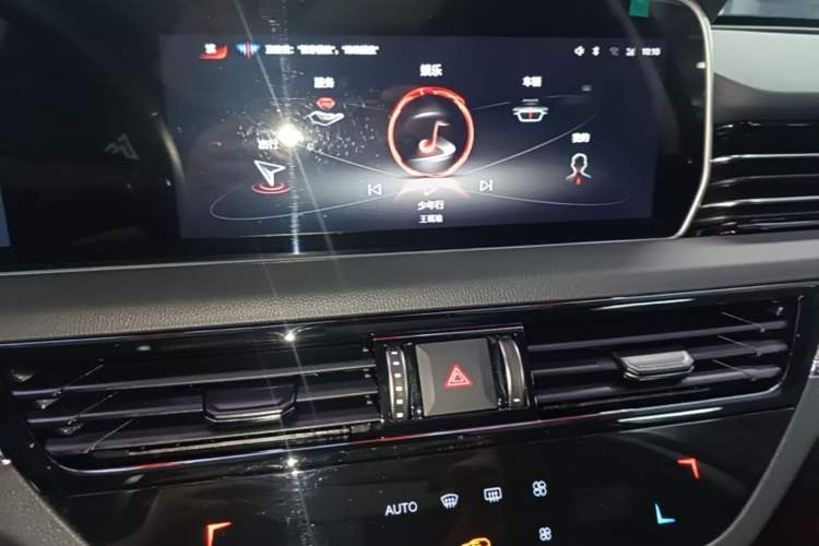 Used Hongqi HS5 2022 Facelifted Version 2.0T Smart Connect Flagship All-Wheel-Drive Edition