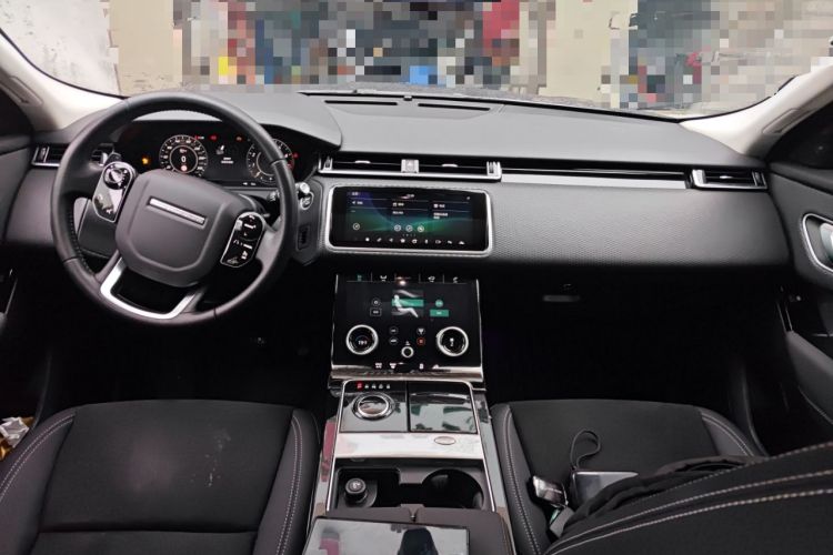 Used Land Rover Range Velar 2019 250 PS Center Console