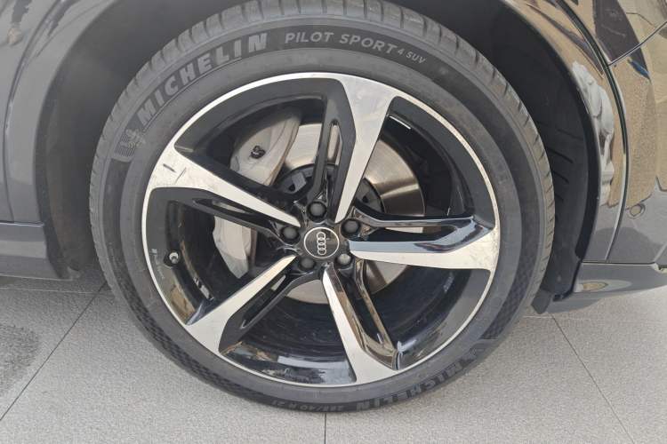 Used Audi Q7 2021 55 TFSI quattro S line Sport model Right Front Wheel Hub