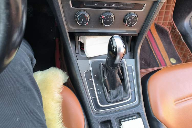 Used Volkswagen Golf 2016 1.6L Automatic Comfort Model Gear Lever