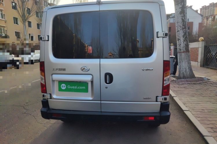 Used SAIC MAXUS Xintu V80 2019 2.5T Classic Model 6-Speed Manual Commercial Van with Short Wheelbase and Low Roof 9-Seater