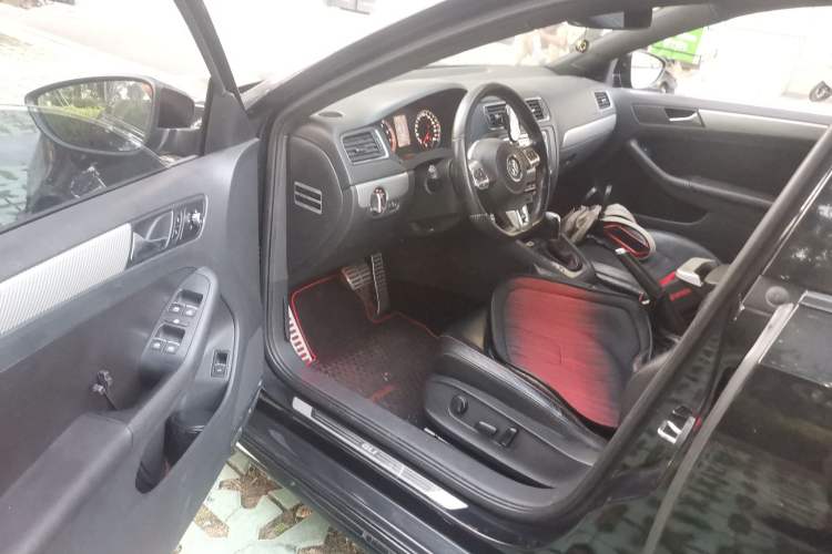 Used Volkswagen Sagitar 2013 2.0 TSI GLI Driver Seat