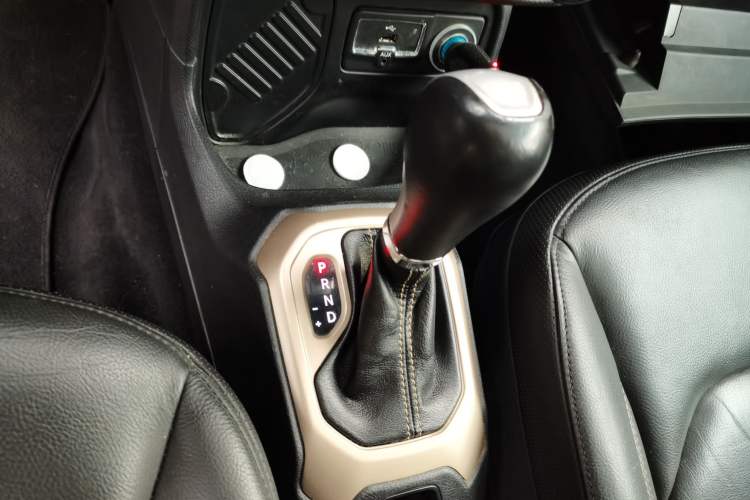 Used Jeep Renegade 2016 1.4T Automatic Smart Edition Gear Lever