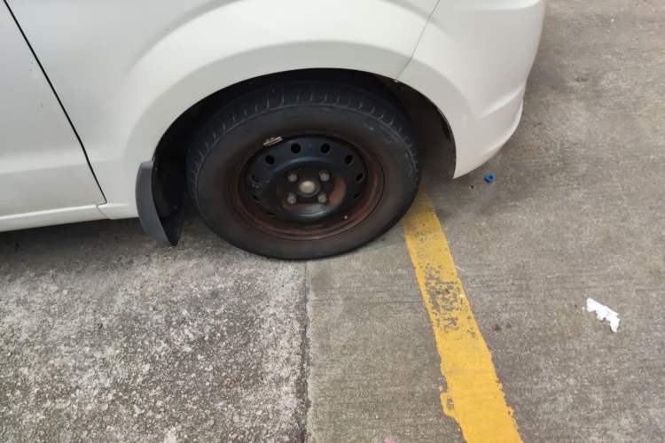 Used BAIC Weiwang M20 2017 1.5L M20S Basic Version DAM15DL Right Front Wheel Hub