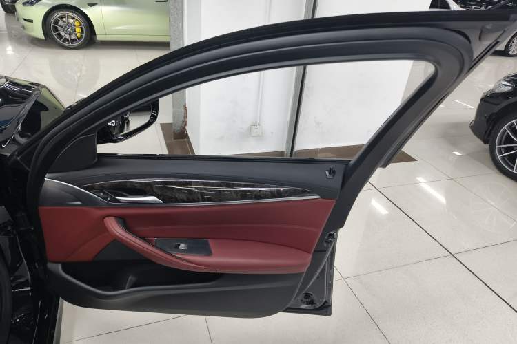 Used BMW 5 Series 2018 Restyled 530Li Leading Edition M Sport Package Right Front Door Interior