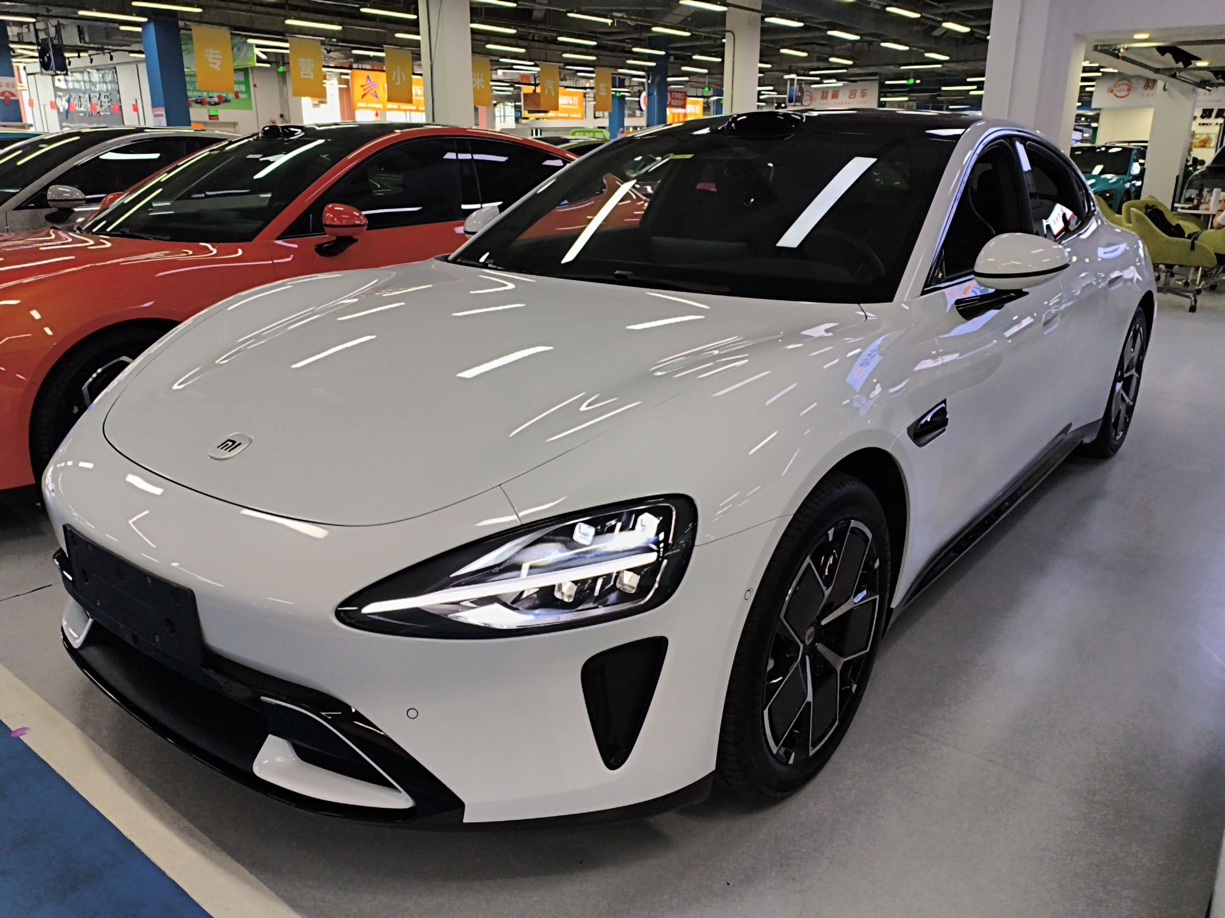 تحت مقدمة السيارة