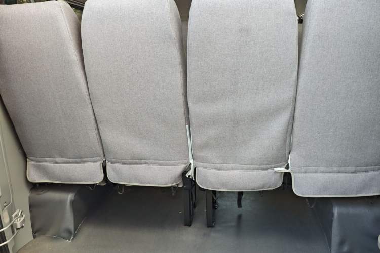 Used Iveco Daily 2020 2.8T A35 Passenger Van Single-Tire Mid-Roof Design 10–11 Seats China VI Standard
