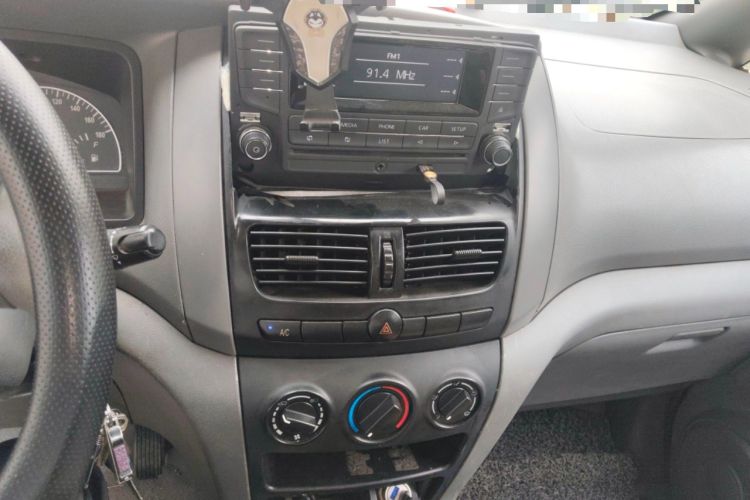 Used Dongfeng Shuaike 2011 1.5L Manual Standard Model 7 Seats China IV Standard Audio And AC Panel