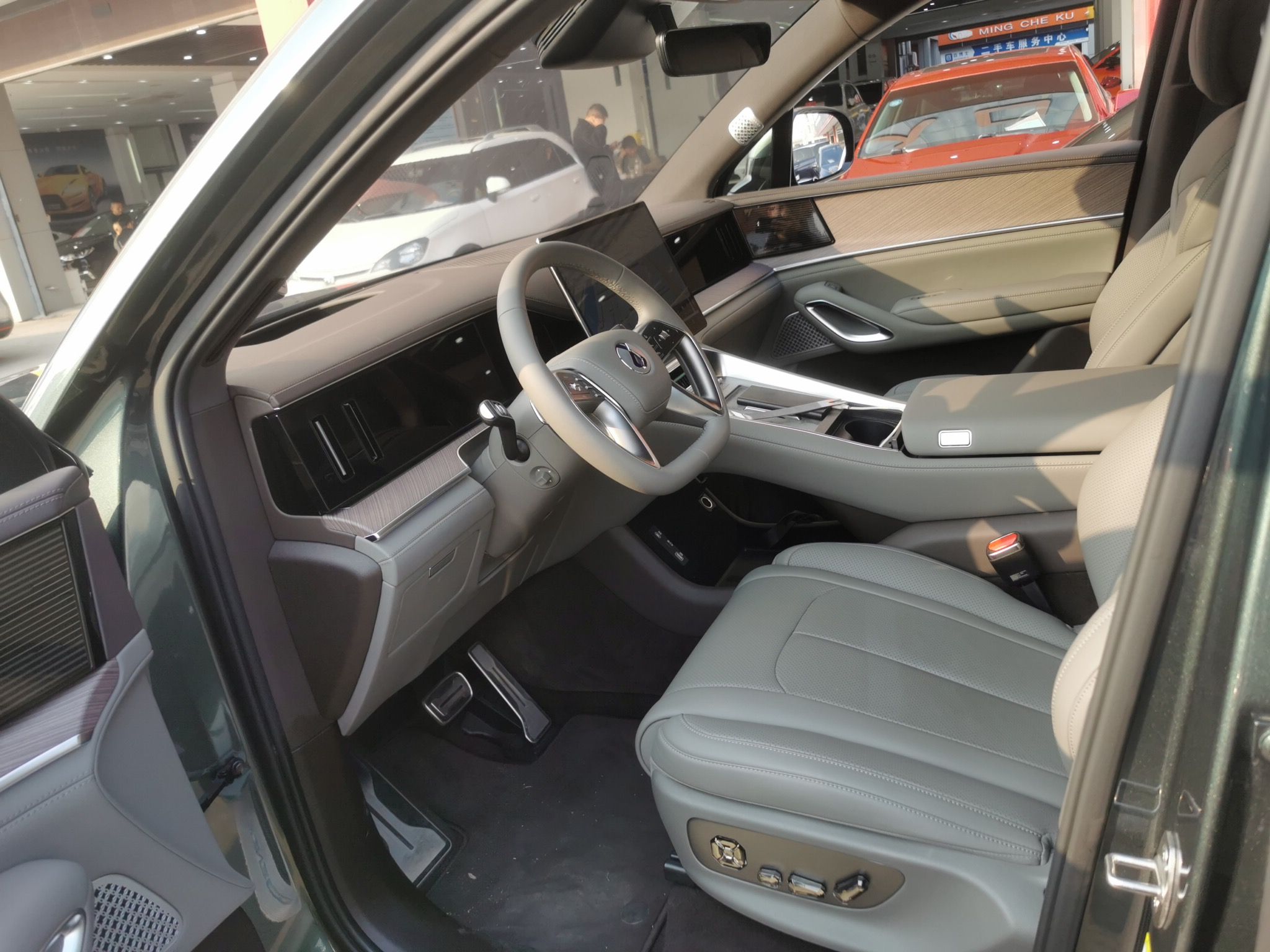 Переднее сиденье в автомобиле