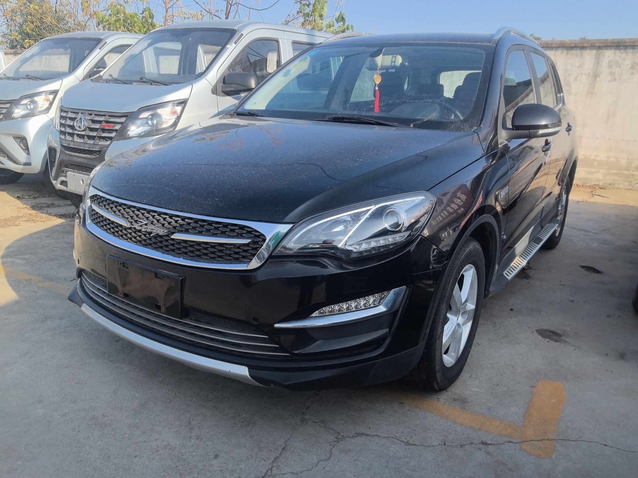 Под передней частью автомобиля