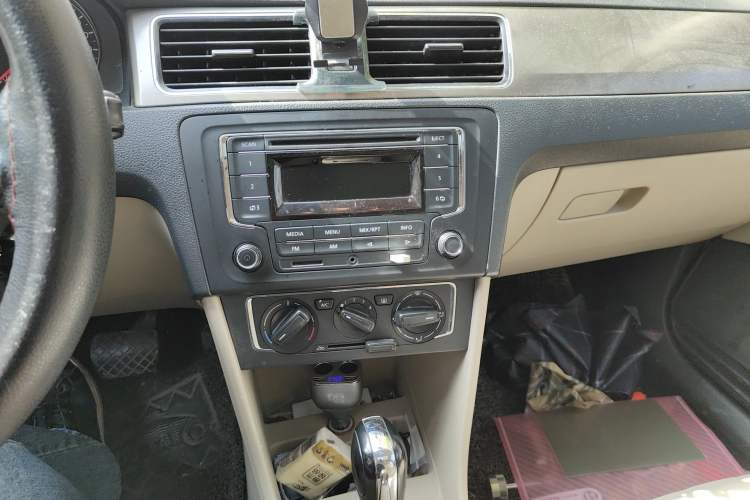 Used Volkswagen Santana 2013 1.6L Automatic Comfort Edition Audio And AC Panel