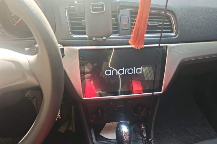 Used Volkswagen Gran Lavida 2015 1.6L Automatic Fashion Edition Audio And AC Panel