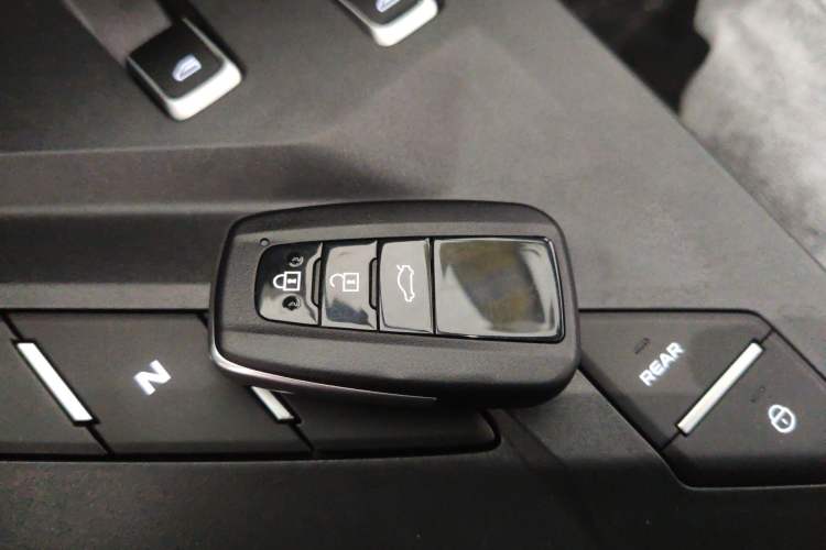 Used Livan 7 2024 605 km Wealth Edition