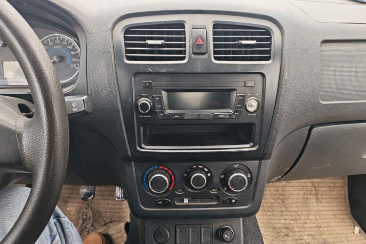 Used Dongfeng Fengon 330 2014 1.5L Manual Utility Version DK15 Audio And AC Panel